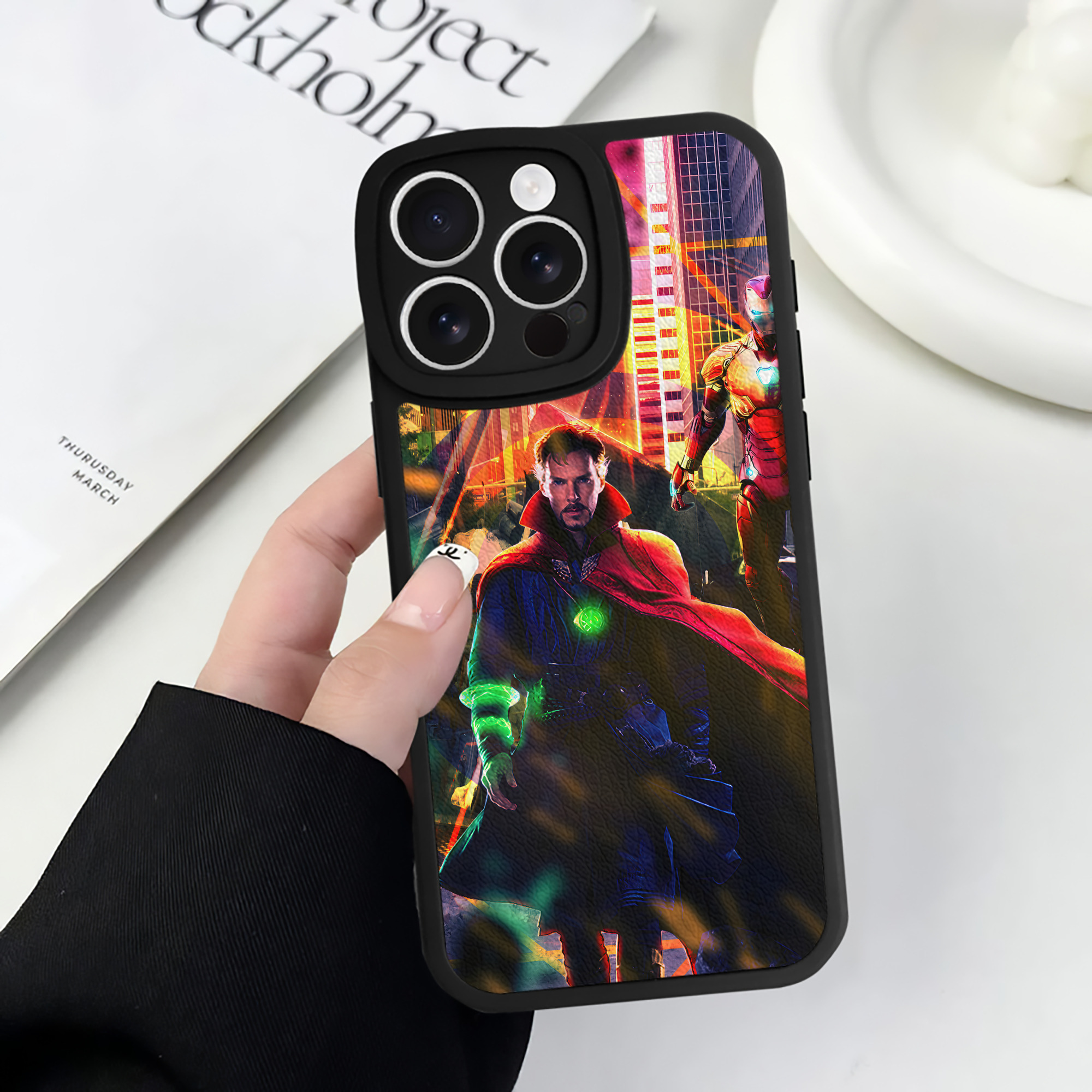 （画像用） アベンジャーズ The Avengers 【iPhone 16シリーズ対応】シリコンスマホケース（レザー調） 材質：シリコン